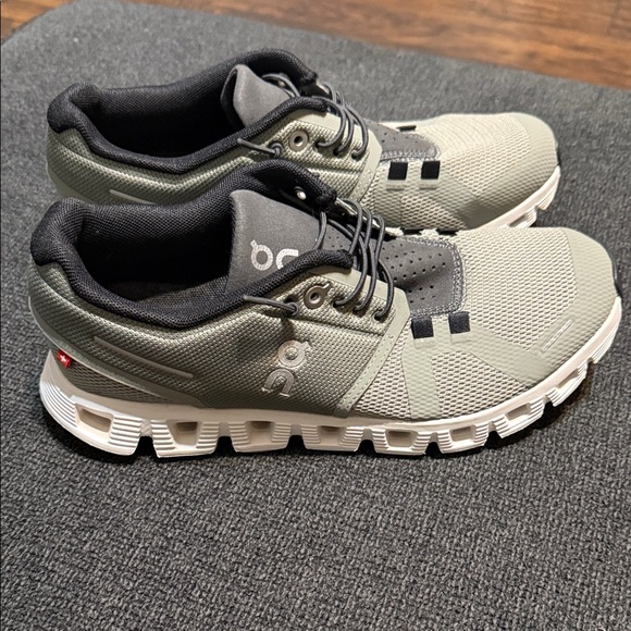 On Running Athletic Shoes in Gray and Black - Picture 3 of 11